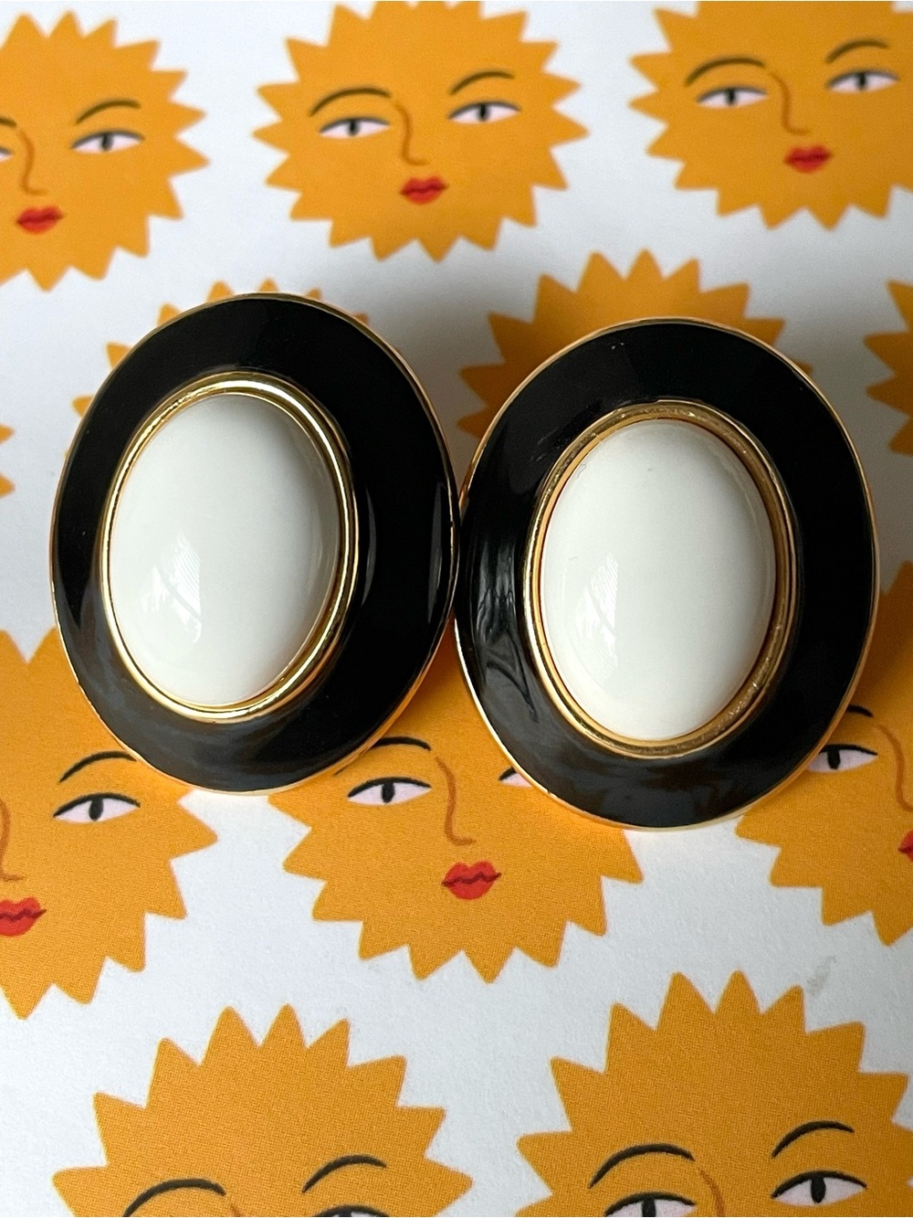 Signed vintage Monet goldtone, enamel, lucite (?) clip-on earrings - Picture 5 of 10